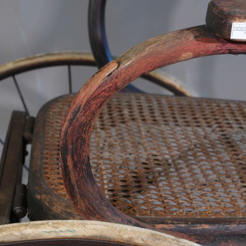 Nahaufnahme Rollstuhl Gedenkstätte Hadamar Restaurierung
