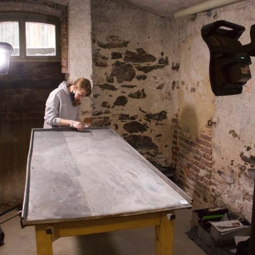Seziertisch bei der Untersuchung und Konservierung Gedenkstätte Hadamar durch Conservation Pool