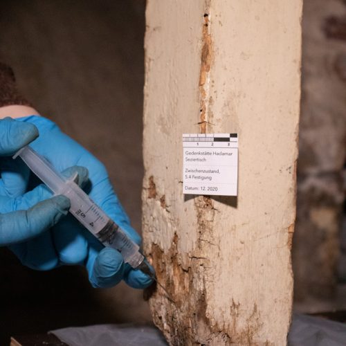 Seziertisch bei der Untersuchung und Konservierung Gedenkstätte Hadamar durch Conservation Pool