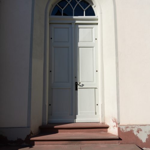 Friedrichsdorf Hugenottenkirche Türe von außen Restaurierung durch Conservation Pool