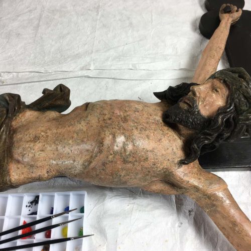 Nahaufnahme Jesu am Kreuz Statue Restaurierung Kiedrich Kirche St. Valentinus durch Restaurierungsatelier Conservation Pool