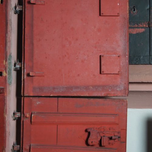 Wandschrank rot Restaurierung Kiedrich Kirche St. Valentinus durch Restaurierungsatelier Conservation Pool