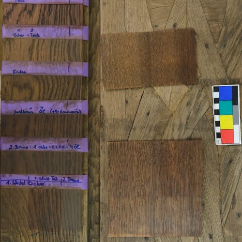 Holztüre Orangerie mit Farbreferenzkarte und 5 lila farbenen horizontalen Strichen