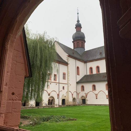 Kloster Eberbach durch einen Torbogen durch fotografiert