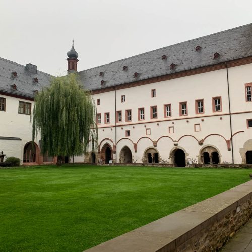 Kloster Eberbach von außen mit Innenhof