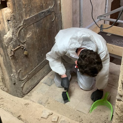 Ein Mann bei der Bestandsaufnahme in der Basilika Kloster Eberbach