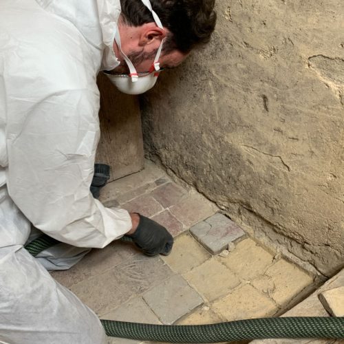 EIn Mann bei der Restaurierung des Bodens in der Basilika im Kloster Eberbach