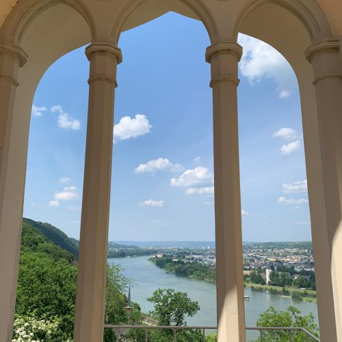Schloss Stolzenfels, zwischen Torbögen sieht man einen Fluss
