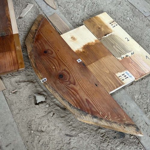 Holzdielen am Boden des Torwächterhaus, verschiedene Farbmuster daneben
