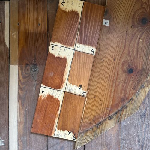 Holzdielen am Boden des Torwächterhaus, verschiedene Farbmuster daneben