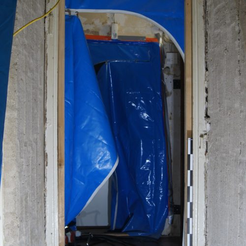 Torwächterhaus von innen Nahaufnahme Türrahmen vor der Restaurierung