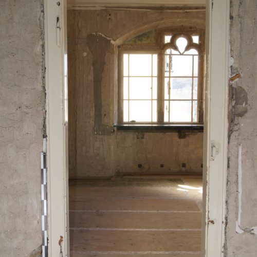 Torwächterhaus von innen Nahaufnahme Türrahmen vor der Restaurierung