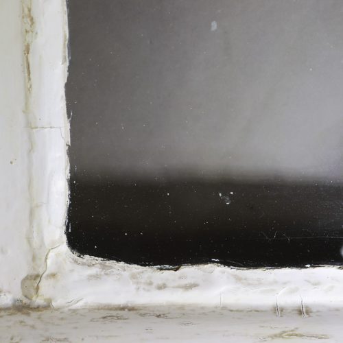 Fensterrahmen vor der Restaurierung durch Conservation Pool