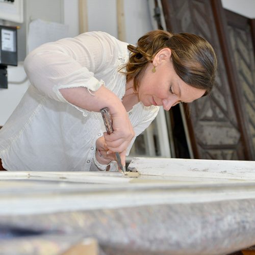Esther Nickel von Conservation Pool bei der Restaurierung eines Fensters