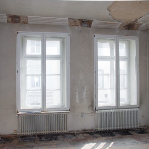 Innenansicht zwei Fenster im Schumann-Haus Museum Düsseldorf vor der Restaurierung