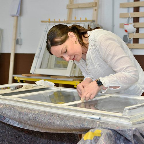 Esther Nickel von Conservation Pool bei der Restaurierung und Konservierung eines Fensters im Schumann-Haus Museum
