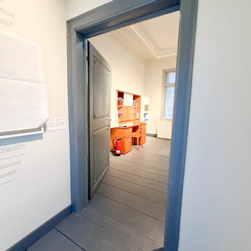 Schumann-Haus Museum von innen, blauer Türrahmen restauriert von Conservation Pool