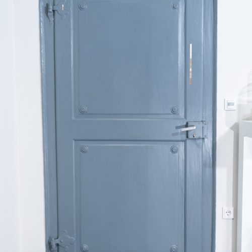 Türe blau im Schuman-Haus Museum in Düsseldorf nach der Restaurierung durch Esther Nickel, Conservation Pool