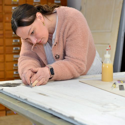 Esther Nickel bei der Restaurierung einer Tür im Schumann-Haus Museum Düsseldorf