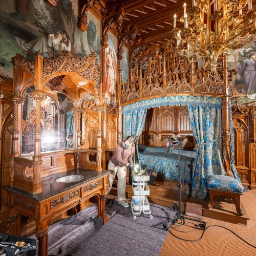Restaurierung der Holzvertäfelungen im Schlafzimmer von Schloss Neuschwanstein.