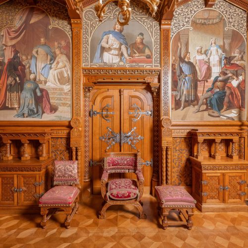 Holzrestaurierung im historischen Speisezimmer von Schloss Neuschwanstein – Conservation Pool.