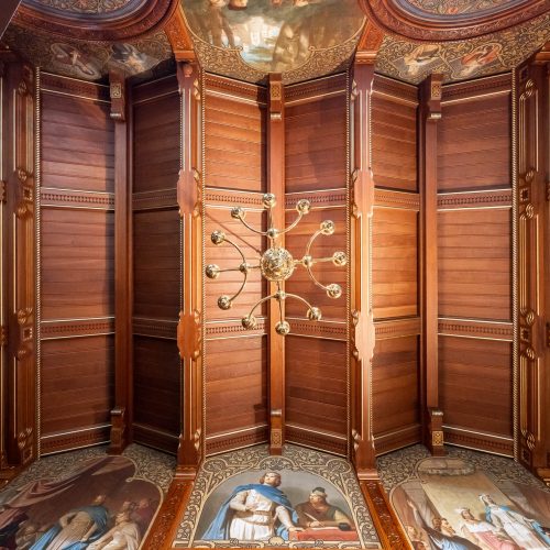 Historische Holzverzierungen im Speisezimmer von Schloss Neuschwanstein – Restaurierung und Konservierung.