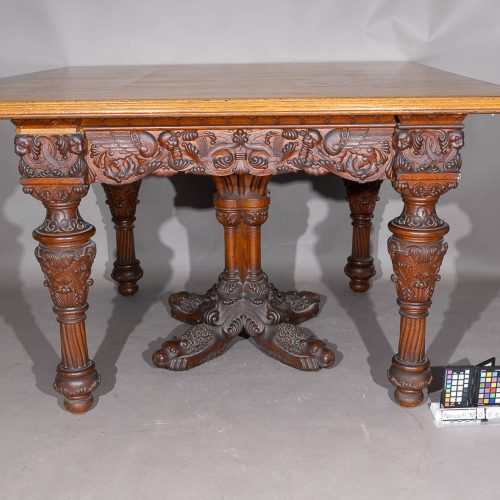 Holztisch aus dem Speisezimmer des Schloss Neuschwanstein