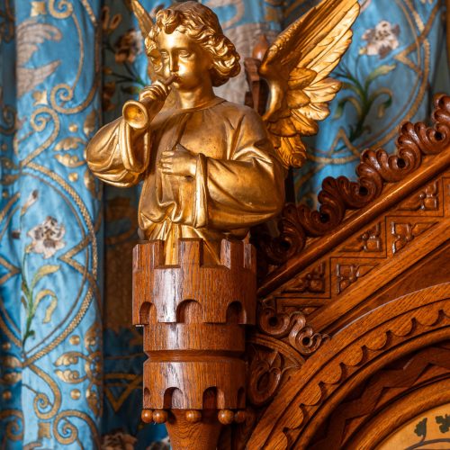 Nahaufnahme goldener Engel aus dem Wohnzimmer des Schloss Neuschwansteins, restauriert von Conservation Pool.